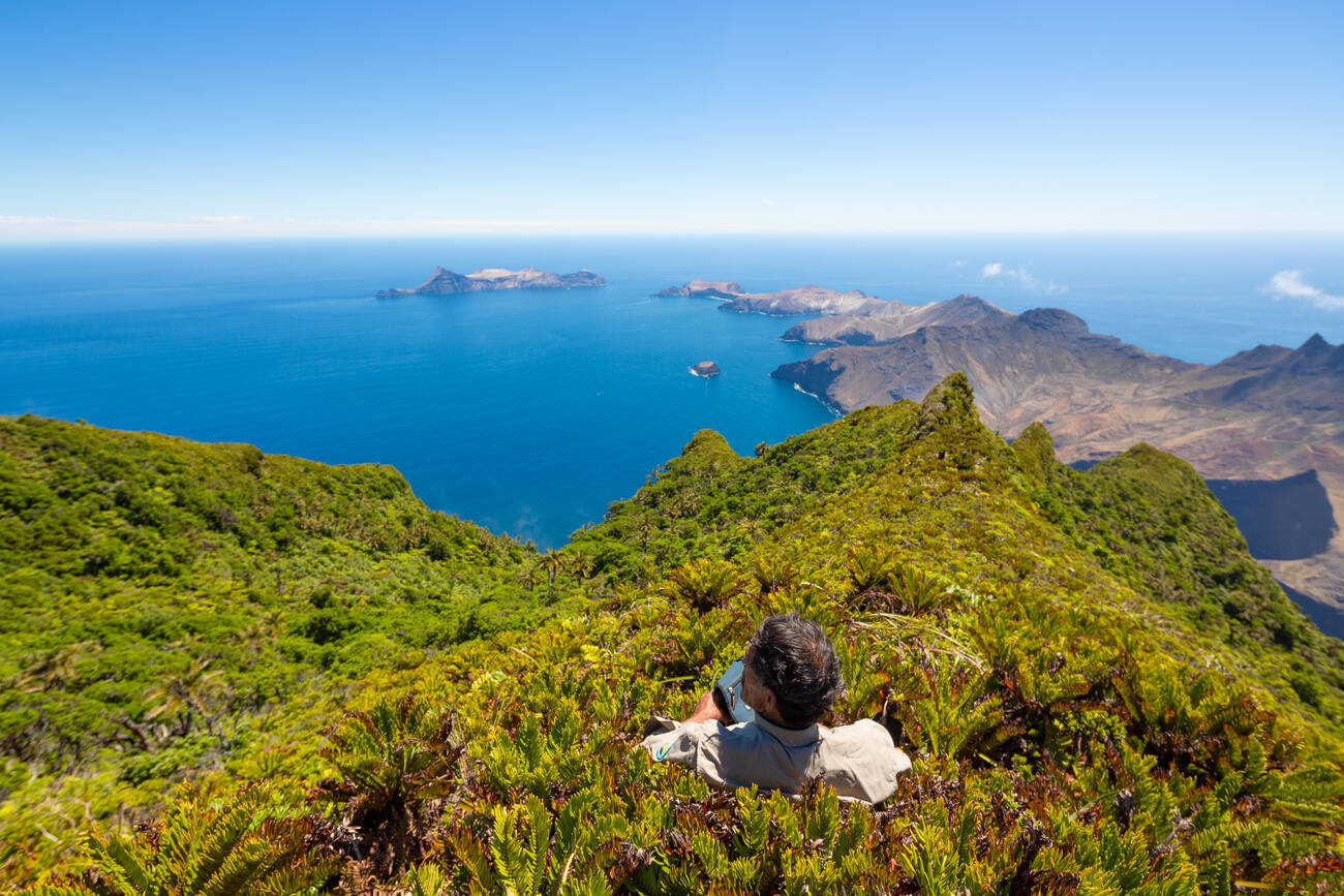 Vista de cumbre sobre la bahía